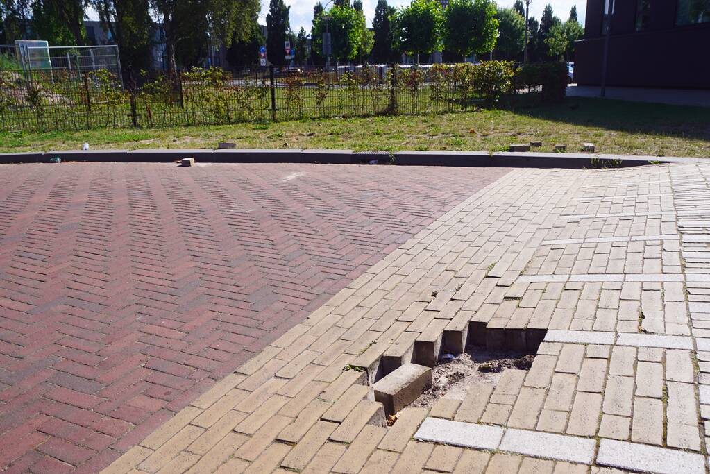 Weggehaalde stenen zorgen voor gevaarlijke situatie