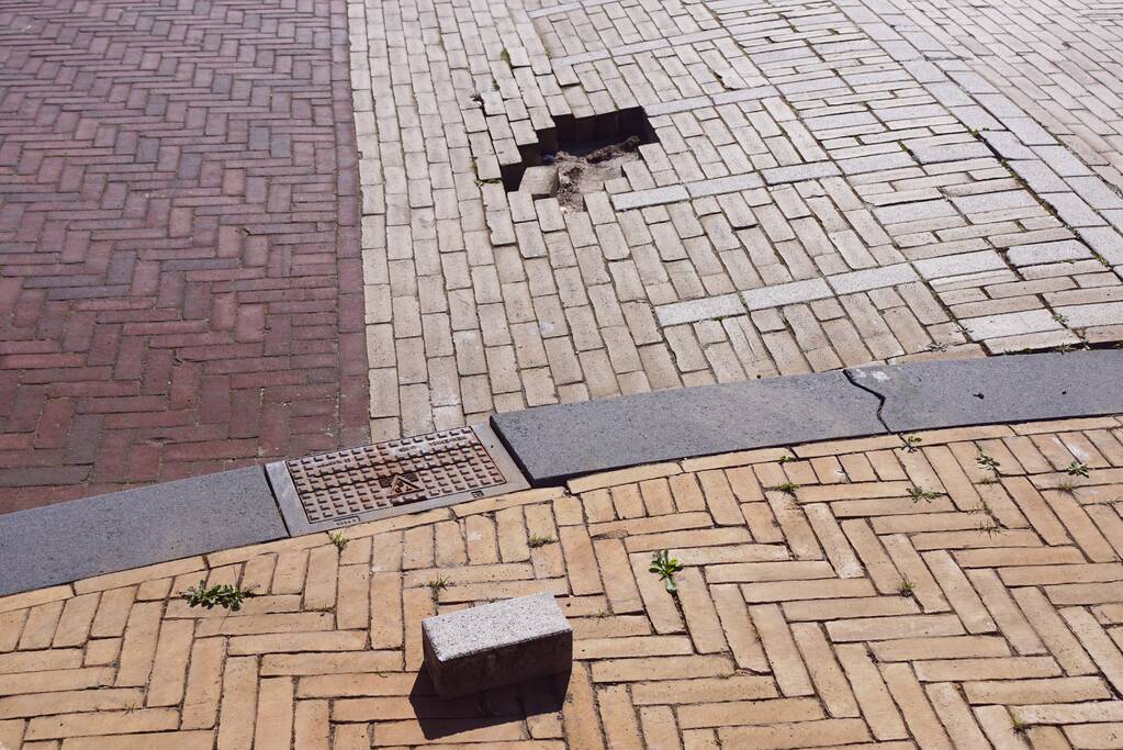 Weggehaalde stenen zorgen voor gevaarlijke situatie