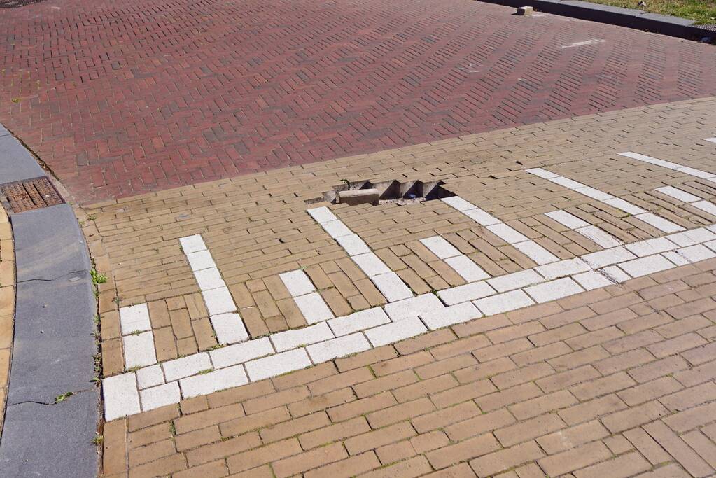 Weggehaalde stenen zorgen voor gevaarlijke situatie