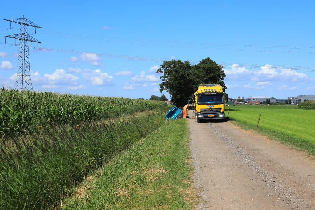 Bestelbus belandt in droge sloot