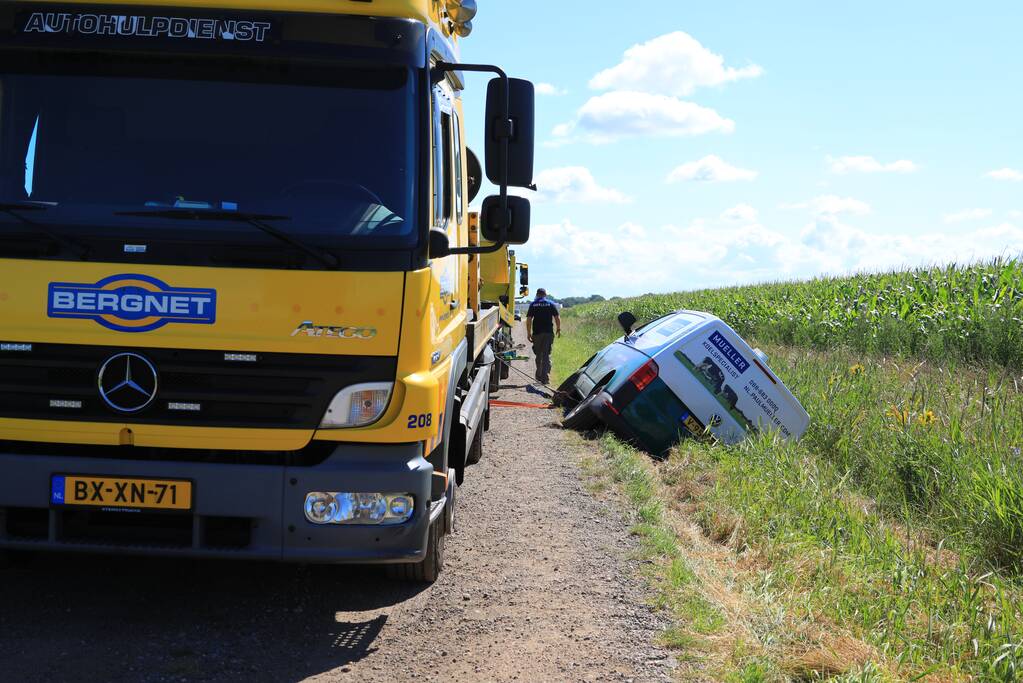Bestelbus belandt in droge sloot