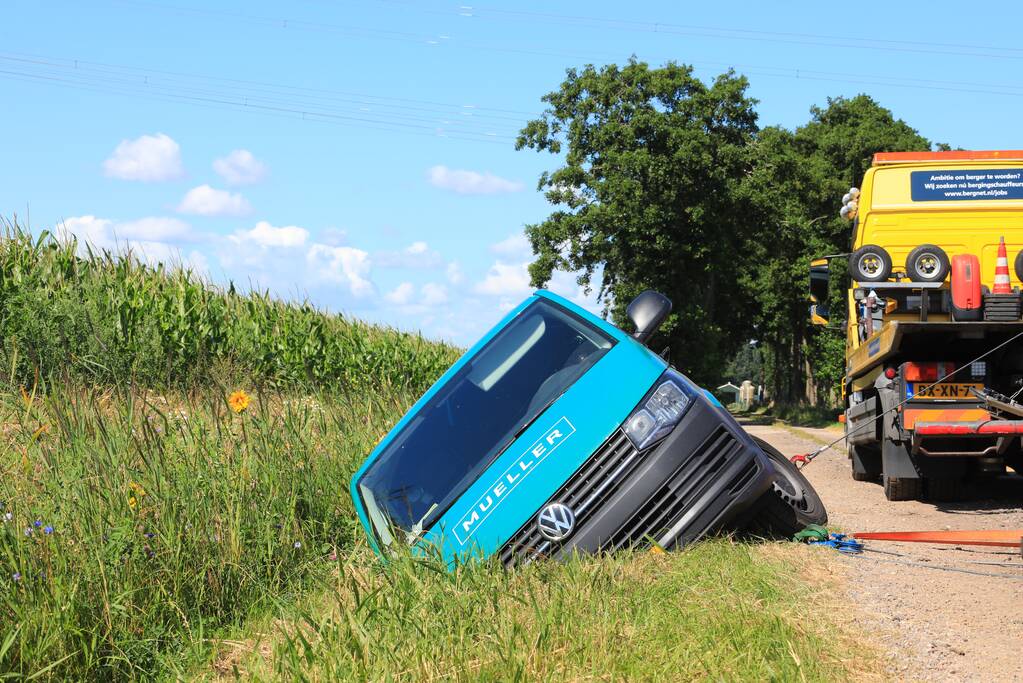Bestelbus belandt in droge sloot