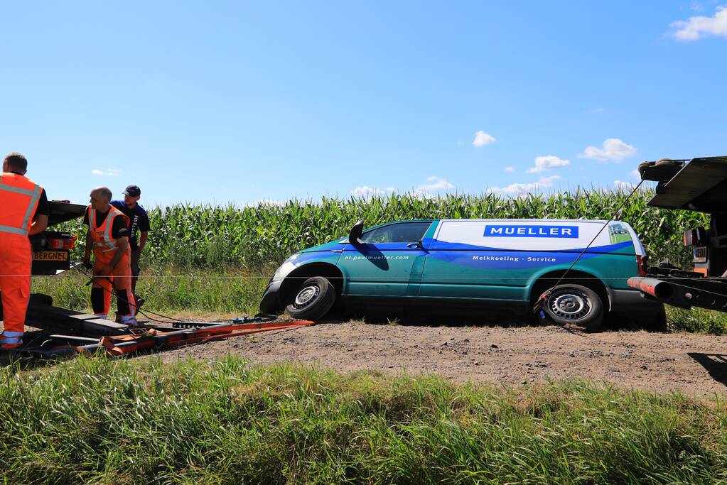 Bestelbus belandt in droge sloot