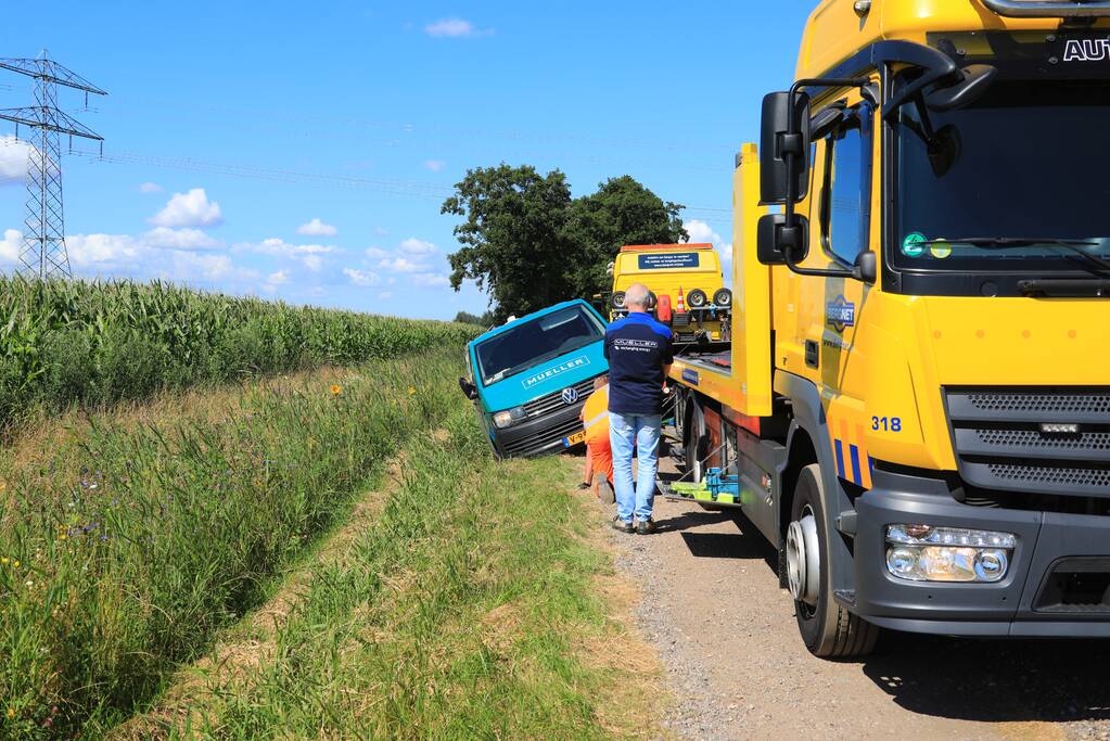 Bestelbus belandt in droge sloot