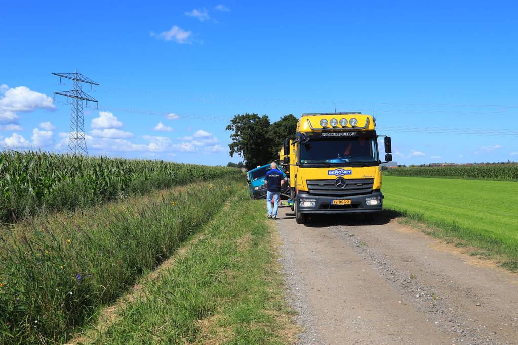 Bestelbus belandt in droge sloot