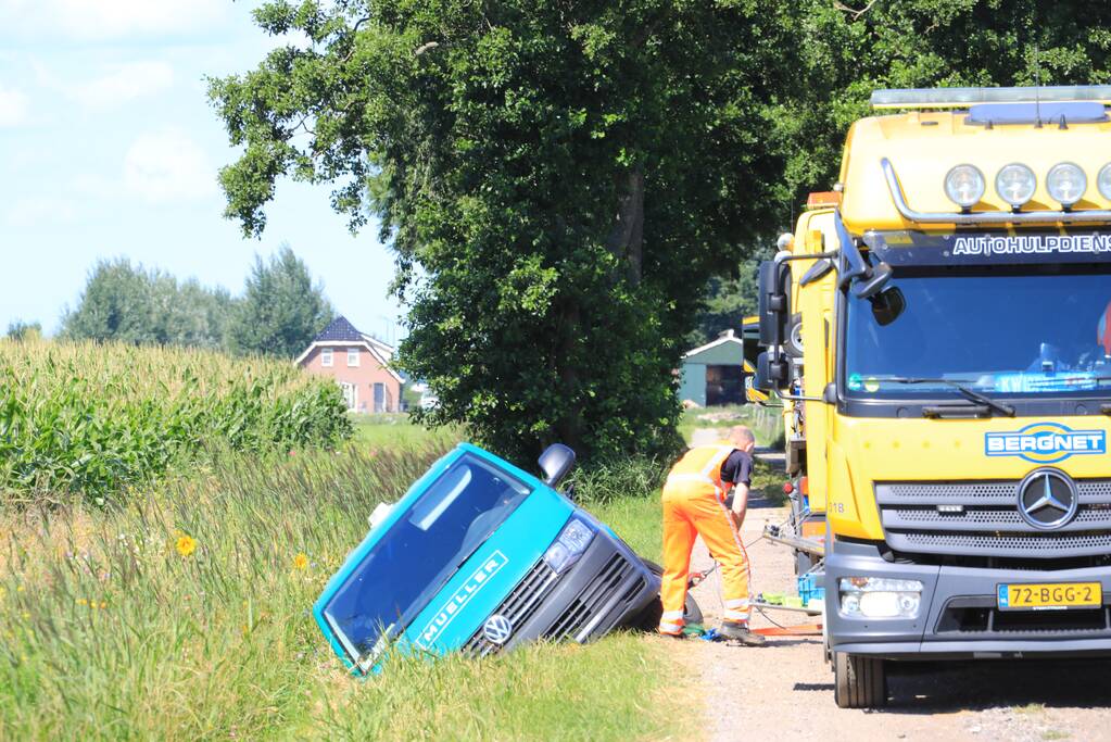 Bestelbus belandt in droge sloot