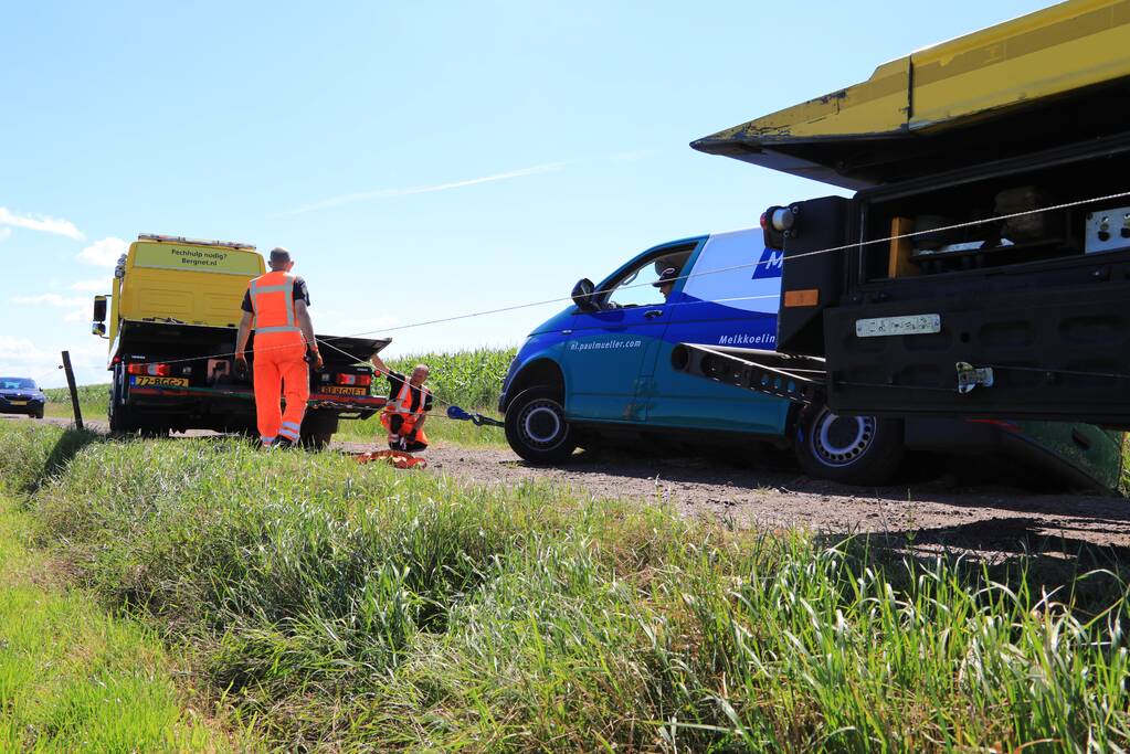 Bestelbus belandt in droge sloot