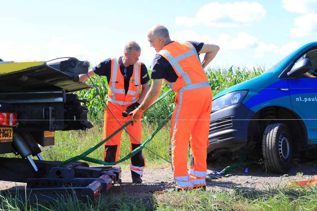 Bestelbus belandt in droge sloot