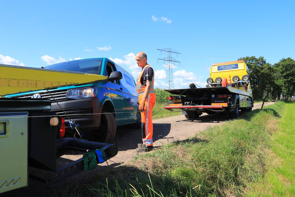 Bestelbus belandt in droge sloot