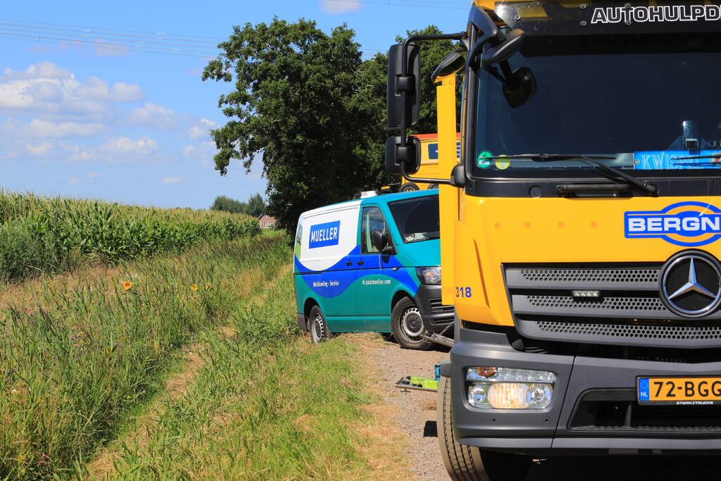 Bestelbus belandt in droge sloot