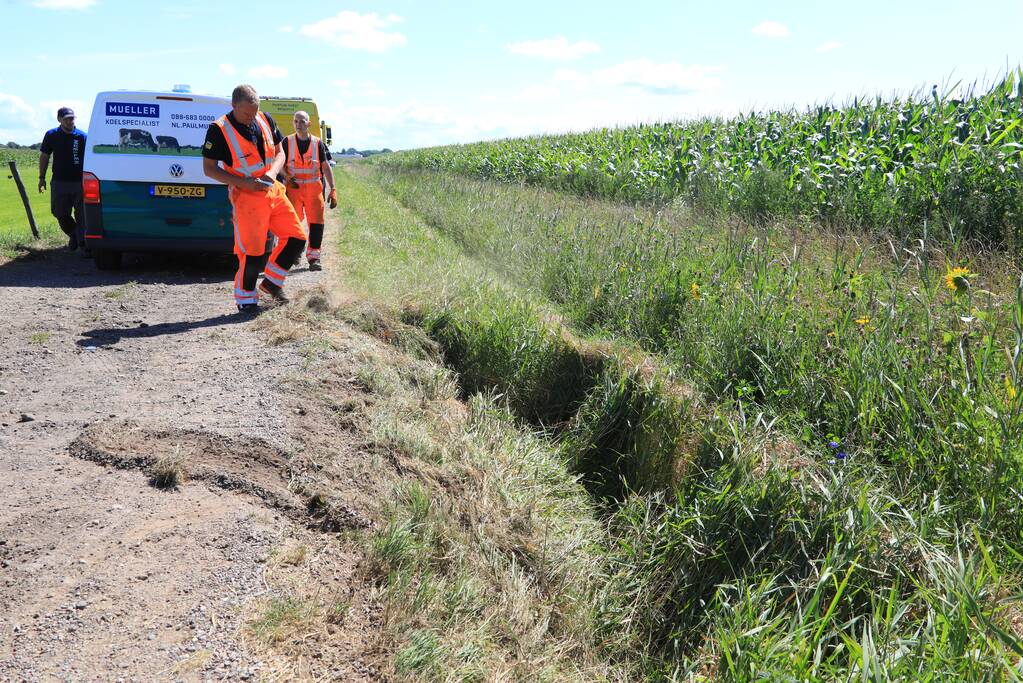 Bestelbus belandt in droge sloot