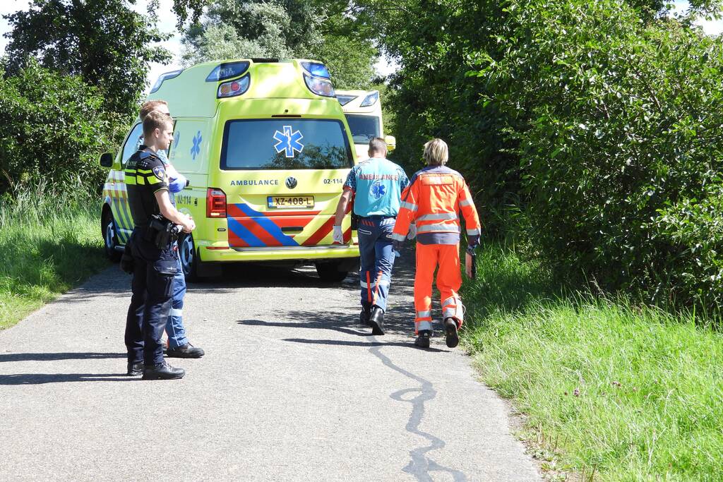 Wielrenner slaat over de kop en raakt gewond