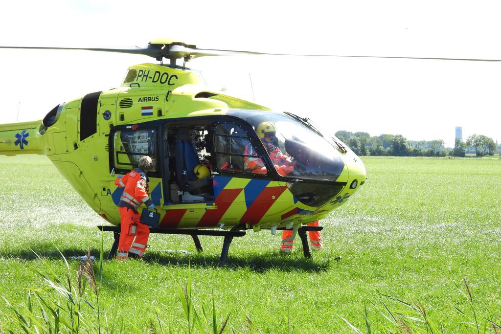 Wielrenner slaat over de kop en raakt gewond