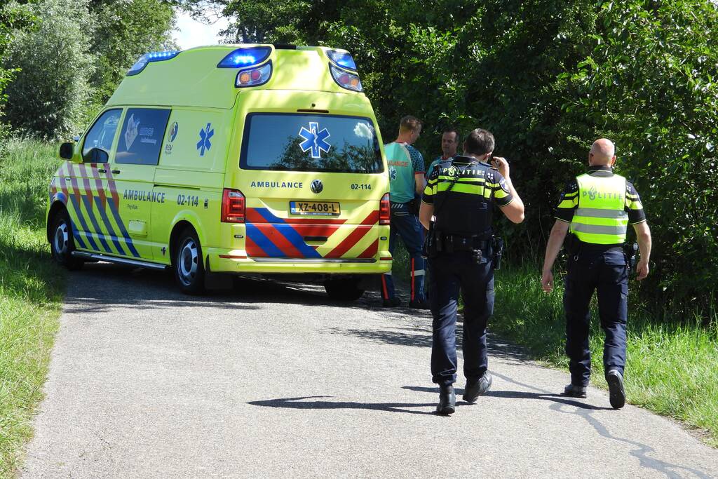 Wielrenner slaat over de kop en raakt gewond