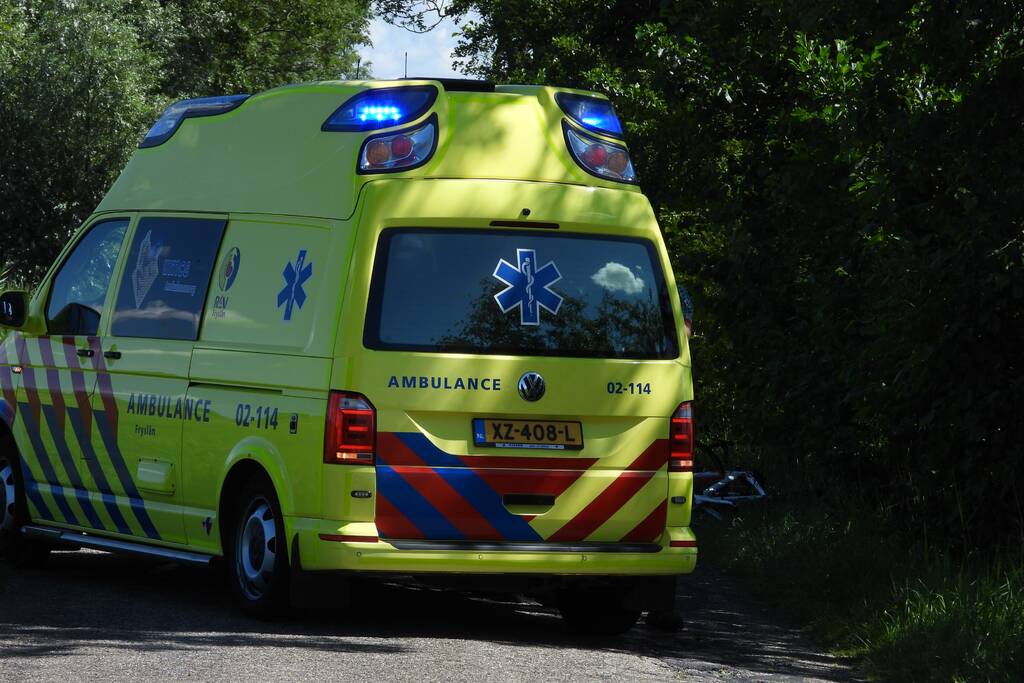 Wielrenner slaat over de kop en raakt gewond