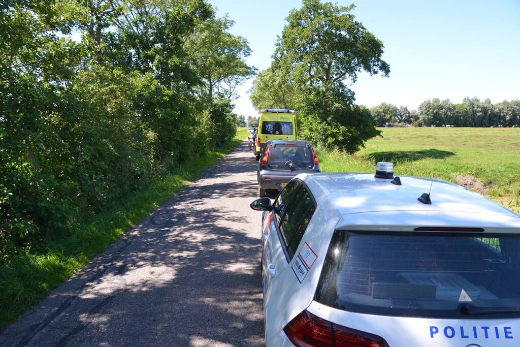 Wielrenner slaat over de kop en raakt gewond