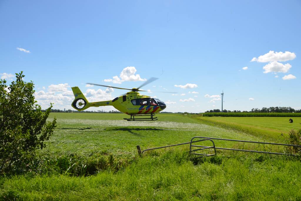 Wielrenner slaat over de kop en raakt gewond