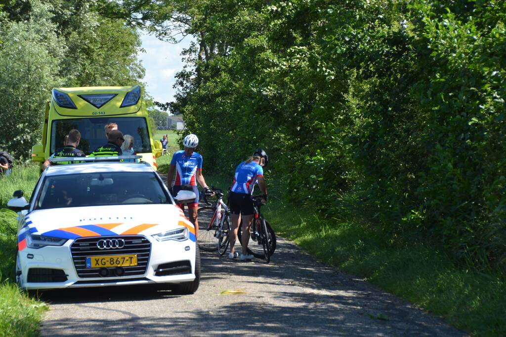 Wielrenner slaat over de kop en raakt gewond
