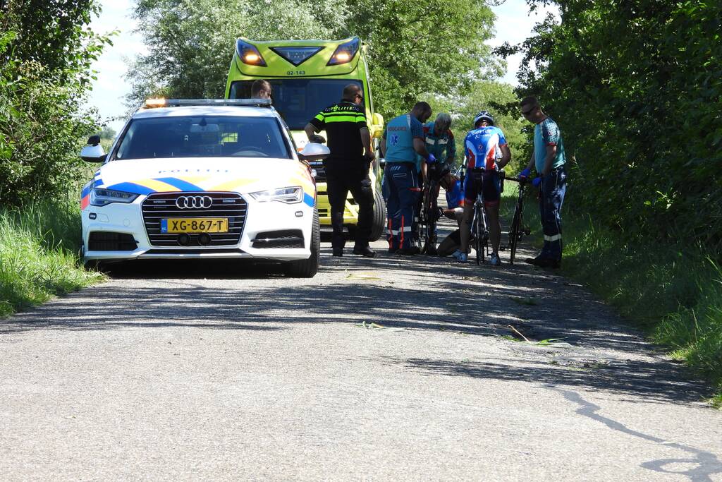 Wielrenner slaat over de kop en raakt gewond