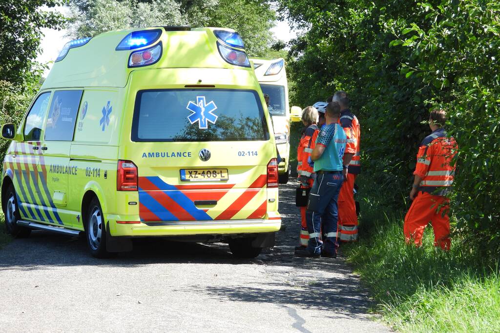 Wielrenner slaat over de kop en raakt gewond