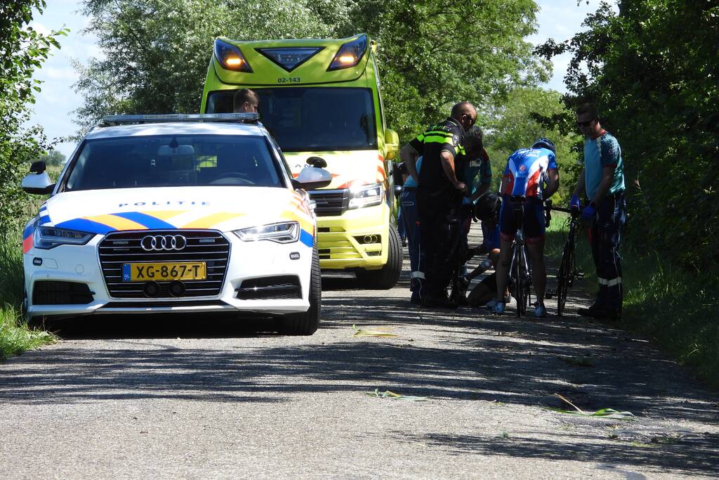 Wielrenner slaat over de kop en raakt gewond
