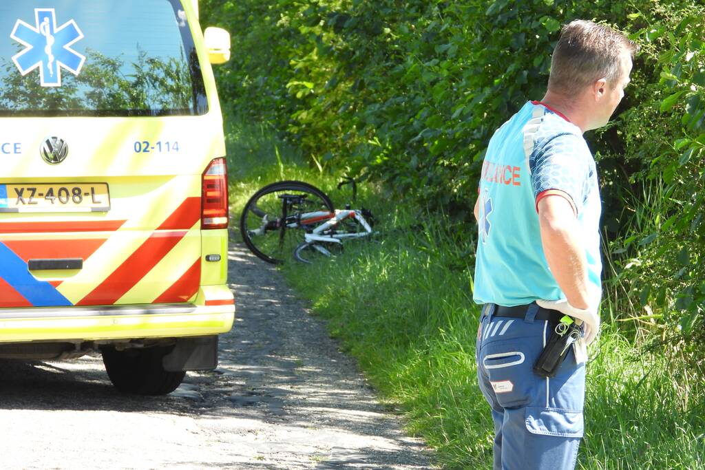 Wielrenner slaat over de kop en raakt gewond