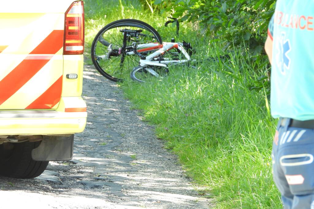 Wielrenner slaat over de kop en raakt gewond