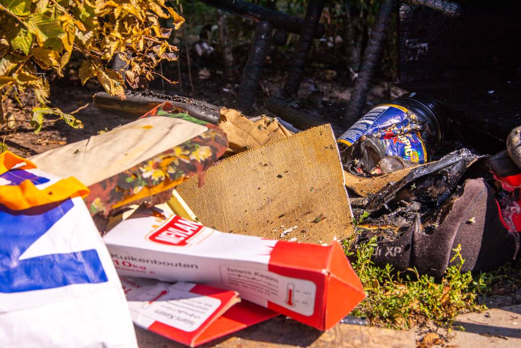 Gedumpte huisraad in brand gestoken