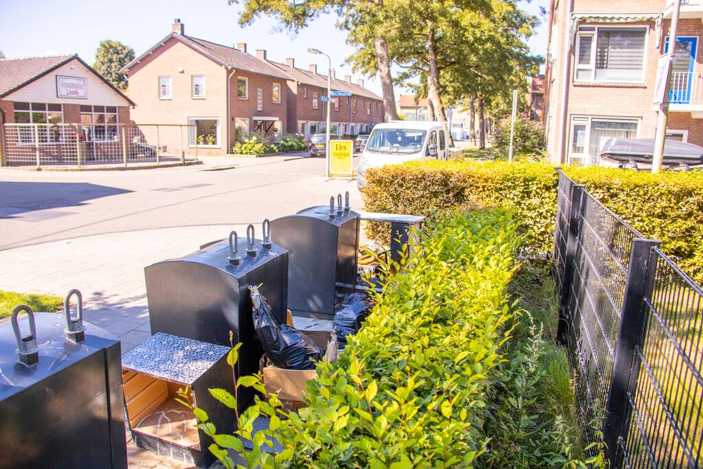 Gedumpte huisraad in brand gestoken