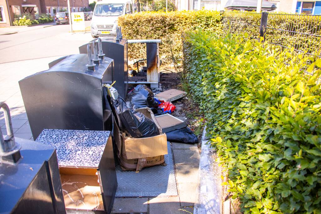 Gedumpte huisraad in brand gestoken