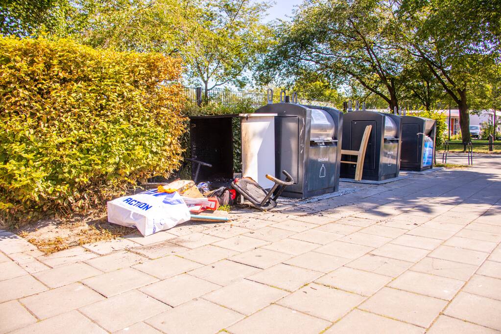 Gedumpte huisraad in brand gestoken