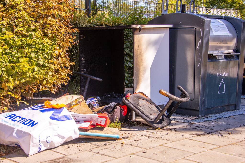 Gedumpte huisraad in brand gestoken