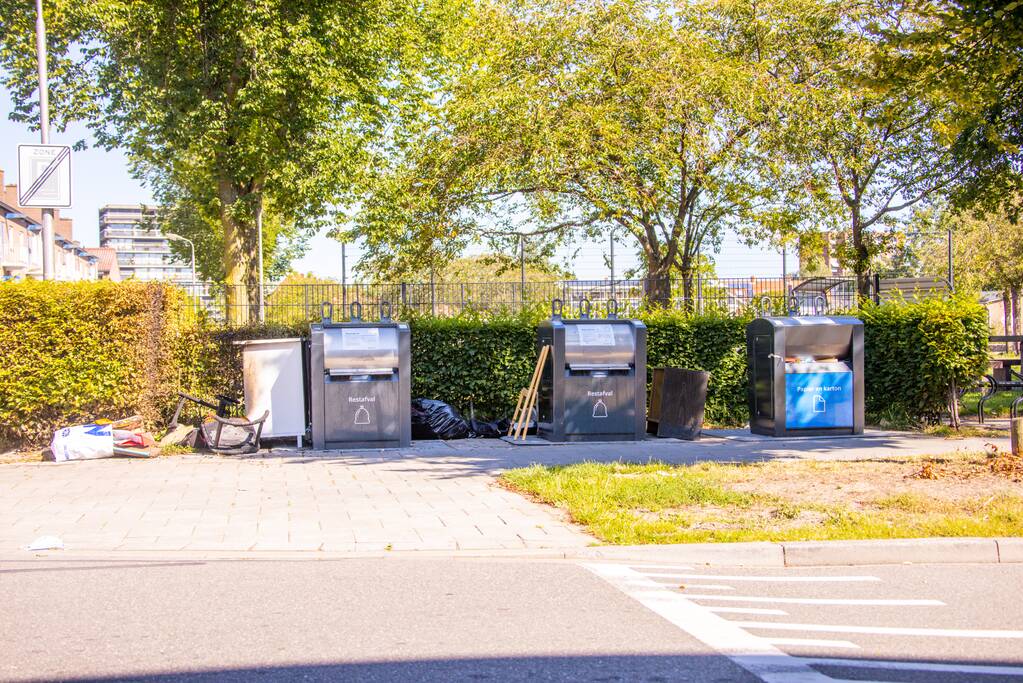 Gedumpte huisraad in brand gestoken