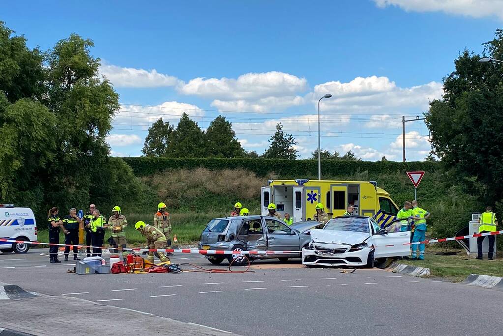 Inzittenden bekneld bij aanrijding op kruising