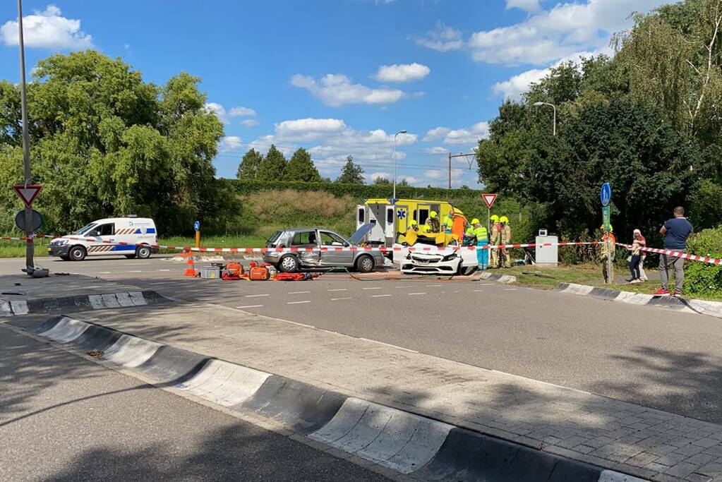 Inzittenden bekneld bij aanrijding op kruising