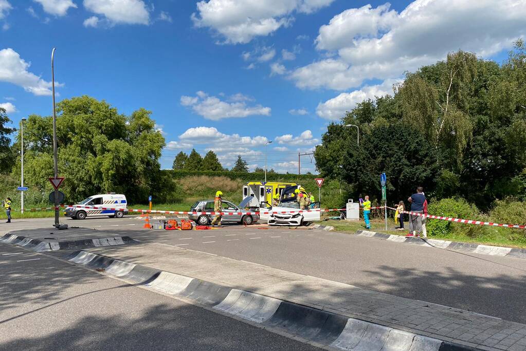 Inzittenden bekneld bij aanrijding op kruising