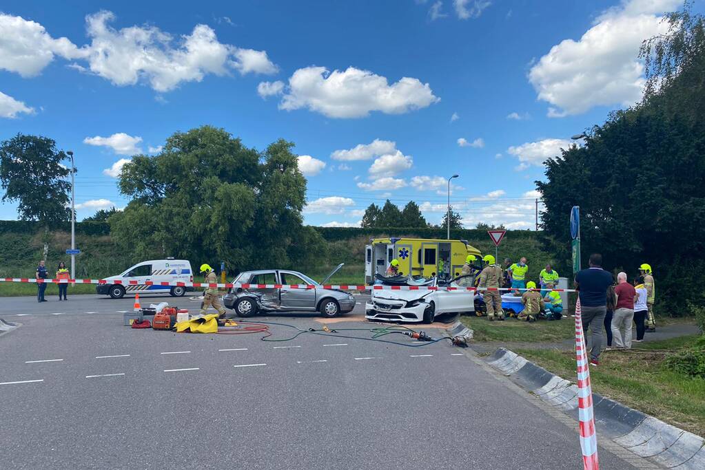 Inzittenden bekneld bij aanrijding op kruising