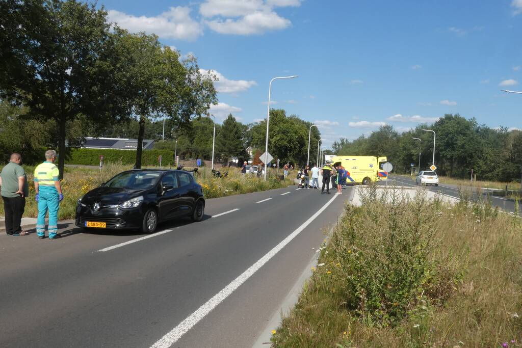 Overstekende e-biker aangereden door auto