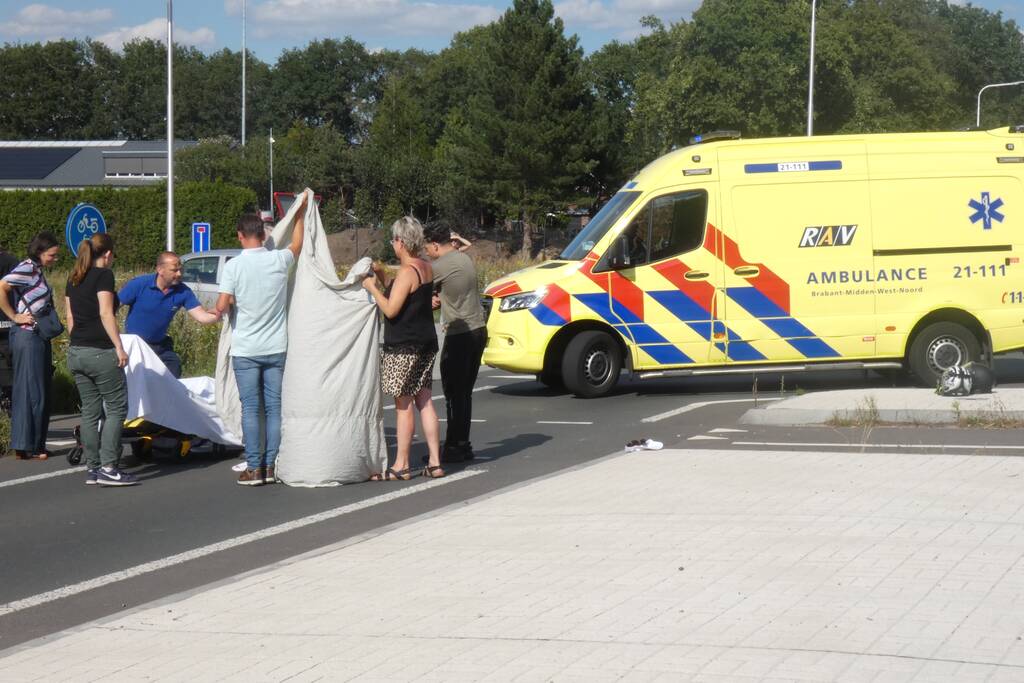 Overstekende e-biker aangereden door auto