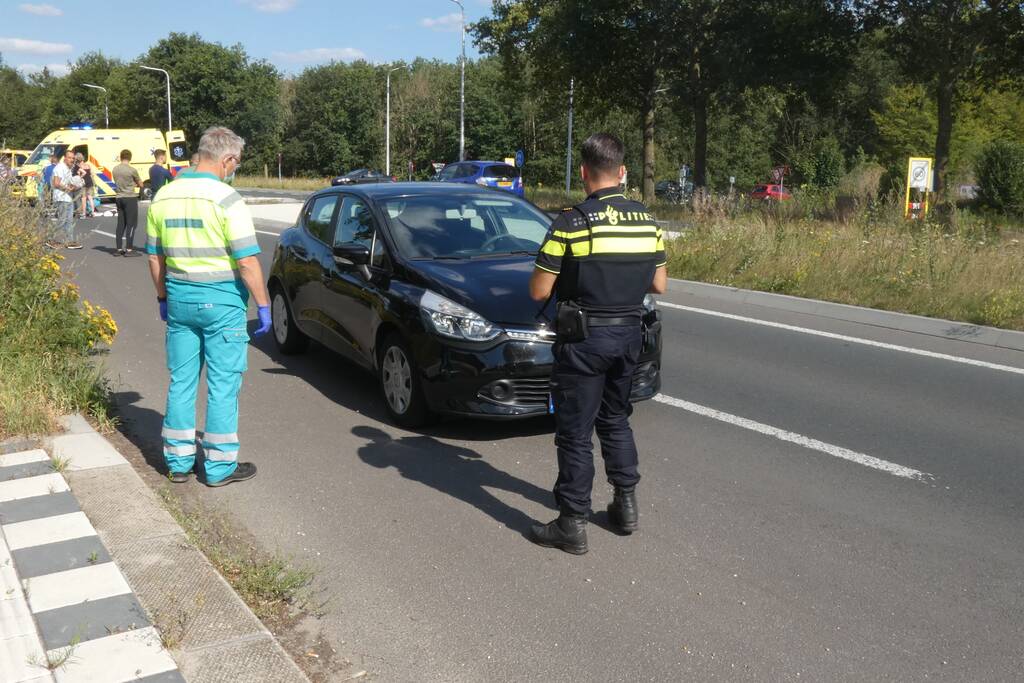 Overstekende e-biker aangereden door auto