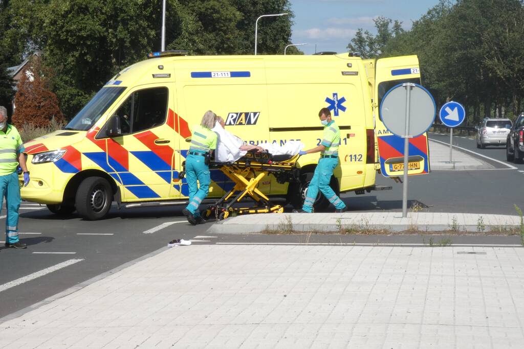 Overstekende e-biker aangereden door auto