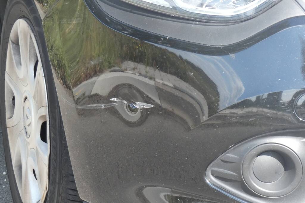 Overstekende e-biker aangereden door auto