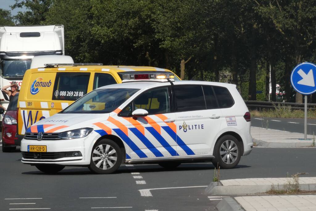 Overstekende e-biker aangereden door auto