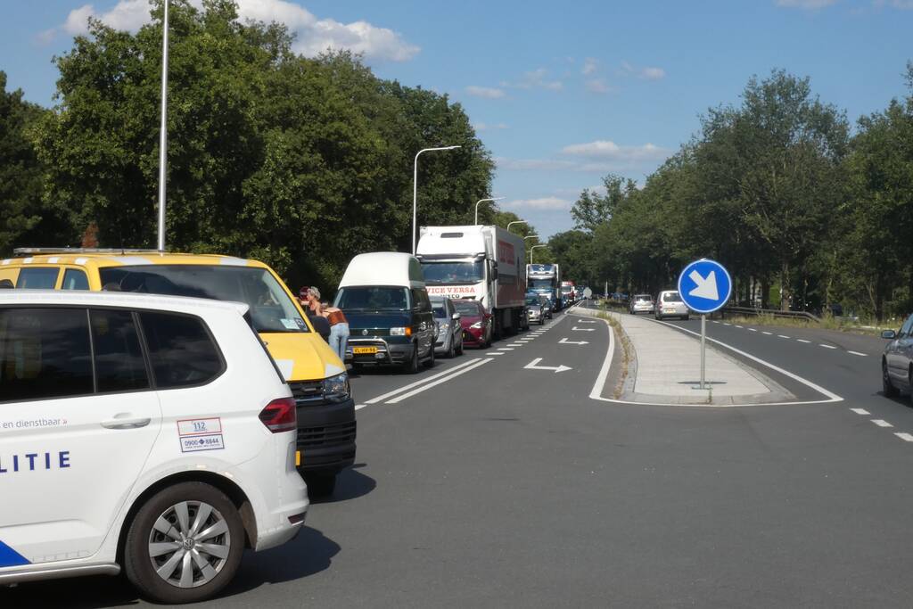 Overstekende e-biker aangereden door auto