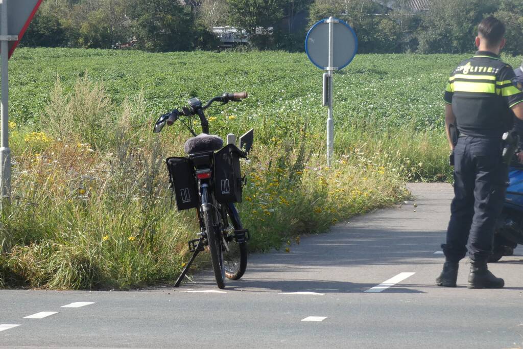 Overstekende e-biker aangereden door auto