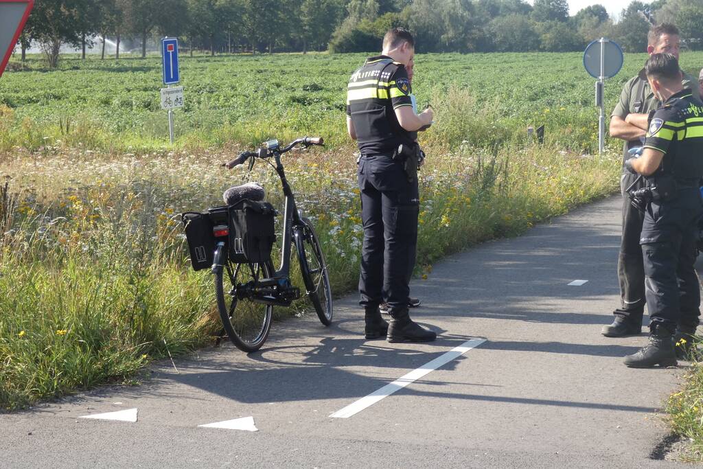 Overstekende e-biker aangereden door auto