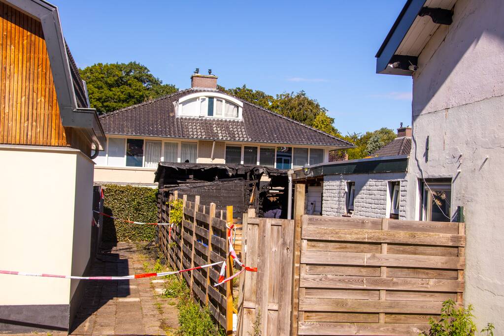 Twee schuren en een hondenkennel in brand