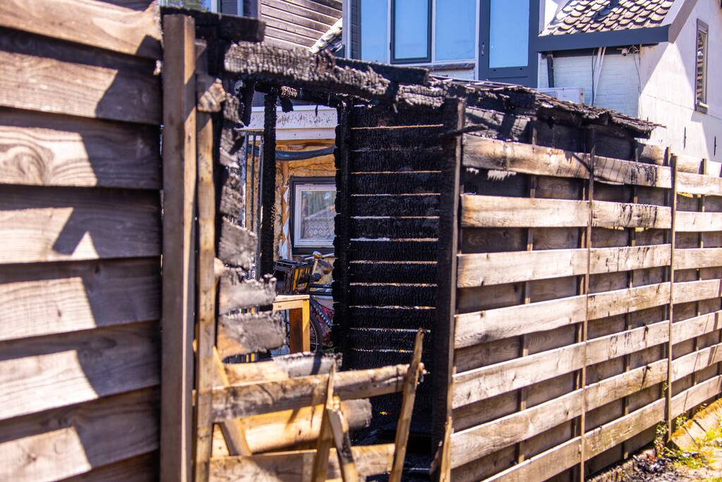 Twee schuren en een hondenkennel in brand
