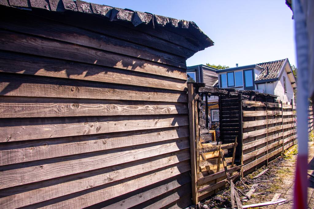 Twee schuren en een hondenkennel in brand