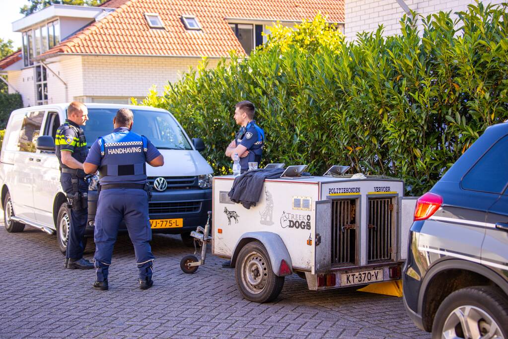 Twee schuren en een hondenkennel in brand